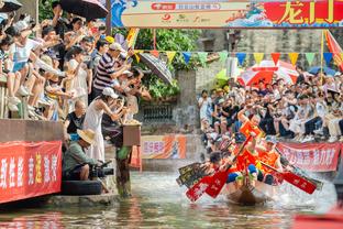 发挥挺全面！里夫斯半场出战19分钟 9投4中拿到9分6板7助2断